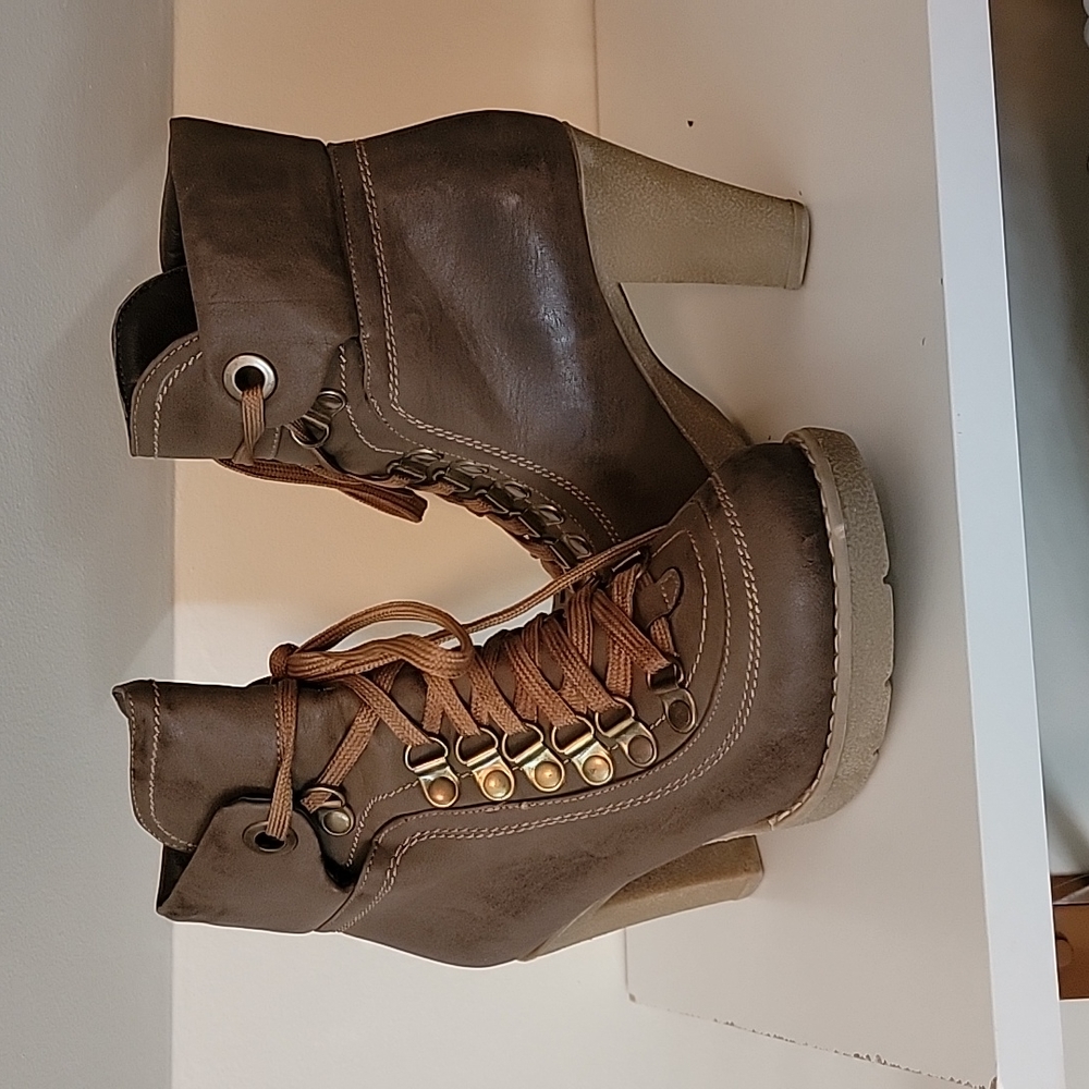 Combat heel boot